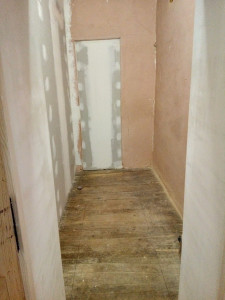 Photo de galerie - Avant la réalisation d'un dressing sur mesure et mise en peinture de la pièce a aménagée 