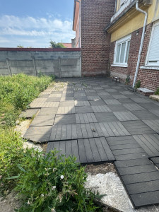 Photo de galerie - Avant pose de clôture panneaux occultant bois. et pose grillage rigide avec portillon. et pose de pelouse synthétique. 