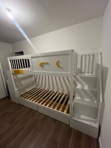 Photo de galerie - Montage d’un lit superposé multifonction avec escalier, bureau intégré et rangements. Travail réalisé avec soin pour un résultat robuste et esthétique.