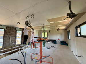 Photo de galerie - Plafond en double couche croisée, avec jointoiement de la première couche avant la pose de la seconde. Technique appliquée à toute la villa, doublages et cloisons compris, pour une meilleure étanchéité à l’air et isolation acoustique.