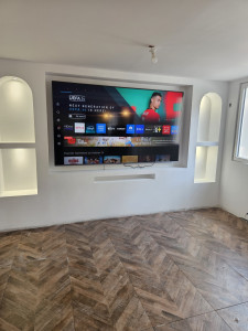 Photo de galerie - Encadrements de TV + niche avec éclairage led