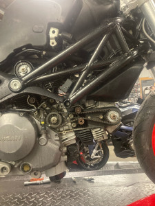 Photo de galerie - Service desmo sur ce monster, remplacement des courroies de distribution, bougies, filtre à air et une vidange 
