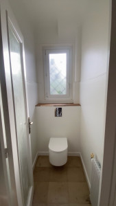 Photo de galerie - Voici le résultat final avec de nouvelles plinthes et un habillage sur les carreaux ! La pose d’une tablette sur-mesure ainsi que les toilettes suspendus
