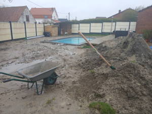 Photo de galerie - Petit chantier terrassement effectué à Graveline✅  Remise à niveau du terrain avec apport et mise en place de terre pour un rendu propre et bien nivelé ✅  Avant