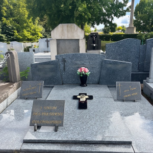 Photo de galerie - J’ai nettoyer cette tombe, je l’ai désherber !