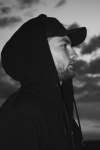 Photo de galerie - Portrait pris en extérieur lors d’un shooting photo, style lifestyle.