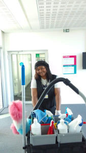 Photo de galerie - Passionnée par le soin du détail, j’aime rendre les lieux propres et ordonnés pour apporter confort et bien-être. Sérieuse et souriante, je travaille toujours avec soin.
