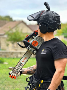 Photo de galerie - Casque et élagueuse 