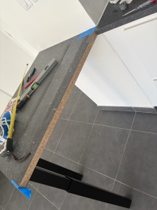 Photo de galerie - Pose chant de plan de travail 