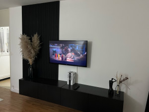 Photo de galerie - Montage et fixation meuble sur le mur et fixation télévision et fixation des tasseaux 