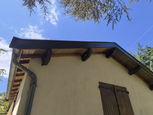 Photo de galerie - Habillage alu thermolaqué sur planches de rives réalisé a desaignes (07)