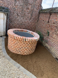 Photo de galerie - Réparation du puits et pose d’une chaînette pavé béton 