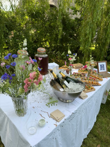 Photo de galerie -  Un vin d’honneur convivial et raffiné, autour d’une citronnade maison, de boissons fraîches et de champagne, pour accueillir vos invités avec élégance.