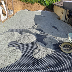 Photo de galerie - Installation de nis d'abeille pour gravier 