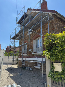 Photo de galerie - ? Échafaudage monté pour un chantier toiture. Travail soigné et sécurisé. Contactez-moi pour devis ou intervention rapide.