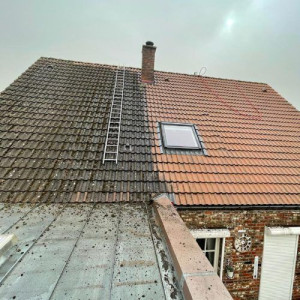Photo de galerie - Décapage d'une toiture en tuile à l'aide d'un karcher à haute pression puis traitement avec un produit anti-mousse par la suite.