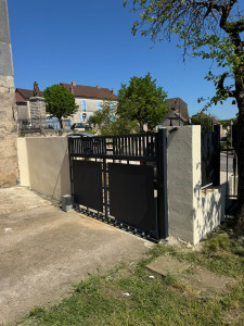 Photo de galerie - Ponçage + peinture clôture en fer / muret (après)