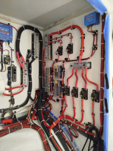 Photo de galerie - Installation d'une zone technique électrique dans un catamaran.