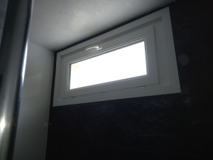 Photo de galerie - Pose d'une fenêtre de salle de bain en rénovation