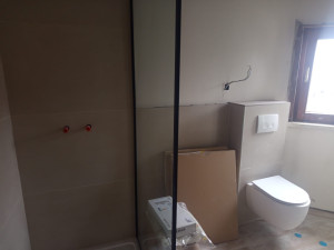 Photo de galerie - Renovation pose de carrelage, toilettes salle de bain PMR  cuisine a element, reacreage,finition peinture.