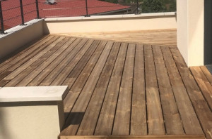 Photo de galerie - Aménagement d’une terrasse bois sur plots sur toit terrasse. 
Lame de pin traitée ( classe 4 )