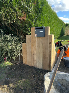 Photo de galerie - Aménagement boîte à lettres en travers paysagère 