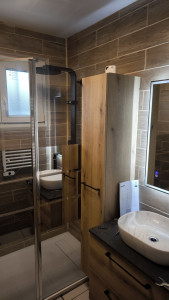 Photo de galerie - Poser receveur de douche plus paroi colonne miroir LED vasque meuble