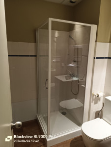 Photo de galerie - Installation d'une cabine de douche a la place d'une baignoire 