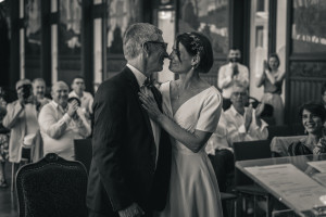 Photo de galerie - Des photos de mariage professionnelles, en couleur et en noir et blanc, en format portrait et paysage, toujours empreintes d’émotions