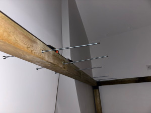 Photo de galerie - Fixation de tiges métallique dans un mur avec scellement chimique pour maintenir une mezzanine 