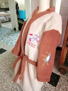 Photo de galerie - Création robe de chambre en tissu polaire  pour mon petit_fils avec broderie machine  de son héros préféré du moment. 