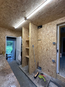 Photo de galerie - Revêtements muraux et de plafond en bois OSB, avec travaux d'électricité 