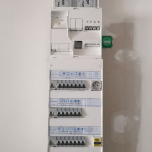 Photo de galerie - Pose un tableau électrique 