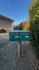 Photo de galerie - Pose de boîte aux lettres avec une ancienne branche de sapin