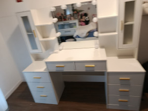 Photo de galerie - Très belle coiffeuse rendant une fillette très heureuse ??