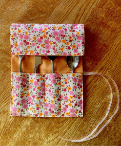 Photo de galerie - Réalisation de petite housse à couverts parfait pour les repas en extérieur !!