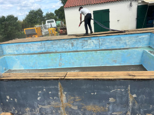 Photo de galerie - Sablage d’une piscine pour nouvelle peinture