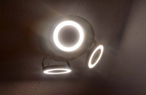 Photo de galerie - Pose d'un luminaire avec 3 spots LED intégrés 