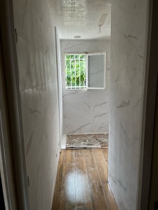 Photo de galerie - Rénovation de cette salle de bain , avec faïence effet marbre , ainsi que la pose du sol effet parquet 