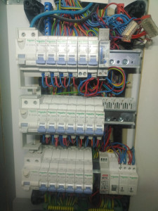 Photo de galerie - Remplacement d'un interrupteur horaire présentant des traces d'échauffement par un mauvais câblage 