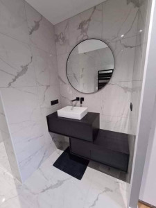 Photo de galerie - Salle de bain sol et mur en 60x60 effet marbre avec douche italienne en 5x5
