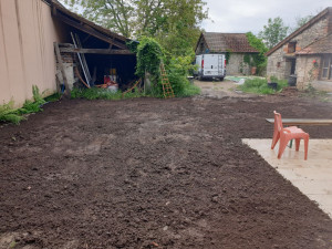 Photo de galerie - Mise en place de terre végétale après décaissement d'une dalle beton 