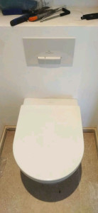 Photo de galerie - Installation toilette suspendu avec chasse d'eau 