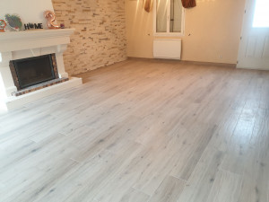 Photo de galerie - Salle à manger carrelage façon parquet 