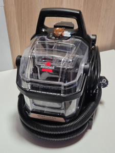 Photo de galerie - Ma shampouineuse professionnelle Bissell HydroSteam Pro, disponible à la location. Un appareil haut de gamme avec technologie vapeur, idéal pour détacher en profondeur et assainir vos canapés, matelas et sièges de voiture !