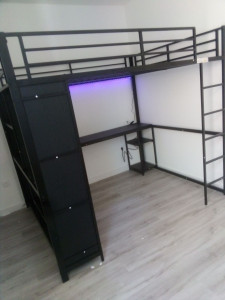Photo de galerie - Montage à deux avec le Y d'un lit mezzanine avec bureau et penderie intégrée 