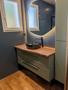 Photo de galerie - Magnifique salle de bain avec douche et sauna 
Voici un premier aperçu 
la combinaison des différents matériaux rend vraiment cette salle de bain unique
