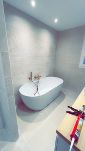 Photo de galerie - Création salle de bain, carrelage, faïence, baignoire et meuble vasque 