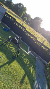 Photo de galerie - Pause d'une clôture en aluminium avec seuil en béton au pied