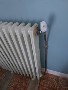 Photo de galerie - Pose et raccordement d’un radiateur en fonte 